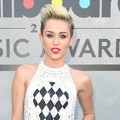Miley Cyrus di Blue Carpet Billboard Music Awards 2013