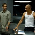 Dominic Toretto Berdiskusi dengan Brian O'Conner
