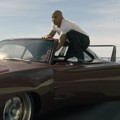 Dominic Toretto Beraksi di Atas Mobil