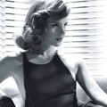 Emma Watson Tampil Anggun Dibalut Gaun Chanel