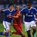 Wesley Sneijder Saat Dikepung Atsuto Uchida dan Jefferson Farfan