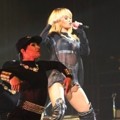 Rihanna Nyanyikan Lagu Hits di Album 'Diamonds'