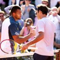 Roger Federer Memberi Selamat Jo-Wilfried Tsonga