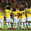 Para Pemain Brazil Berpelukan di Tengah Lapangan