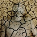 Body Painting yang Membuat Manusia Jadi Satu dengan Tanah Retak