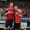 Per Mertesacker dan Lukas Podolski Berfoto di Stadion Gelora Bung Karno