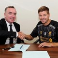 Steven Gerrard Saat Menandatangai Perpanjangan Kontraknya Bersama Liverpool