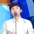 Roy Kim Raih Piala 20's Booming Star