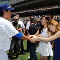 Tae Yeon dan Tiffany Bersalaman dengan Pemain Asal Korea Ryu Hyun Jin