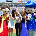 Tiffany, Sunny dan Tae Yeon bersama Maskot 'Korea Day'