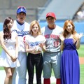 Tiffany, Sunny dan Tae Yeon Berfoto bersama Ryu Hyun Jin dan Shin Soo Choo