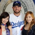 Tiffany dan Tae Yeon Girls' Generation Berfoto Bersama Pemain LA Dodgers