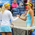 Daniela Hantuchova Bersalaman dengan Kristina Mladenovic di Turnamen AEGON Classic 2013