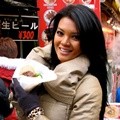 Farah Quinn Mencicipi Kuliner Kobe Burger