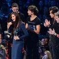 One Direction Serahkan Piala Best Pop Video pada Selena Gomez