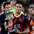Neymar Membawa Piala Kemenangan Barcelona Pertamanya