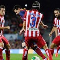 Lionel Messi Dikepung Pemain Atletico Madrid