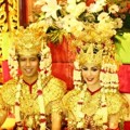 Pernikahan Arumi Bachsin dan Emil Dardak