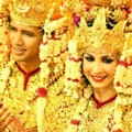 Prosesi Akad Nikah Arumi Bachsin dan Emil Dardak Menggunakan Adat Palembang