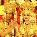Arumi Bachsin dan Emil Dardak Pamer Cincin Pernikahan