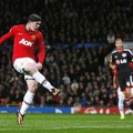 Wayne Rooney Saat Mencetak Gol ke Gawang Bayern Lerverkusen