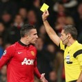 Robin van Persie Mendapatkan Kartu Kuning