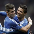 Cristiano Ronaldo Memeluk Gareth Bale Setelah Berhasil  Cetak Gol