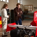 James Hunt Menunjukan Mobilnya pada Niki Lauda