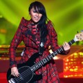 Aksi Panggung Chua Kotak di 'Konser Ener9i: Rock Never Dies'