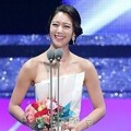 Clara Raih Piala Hot Star Award