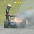 Mobil Mark Webber Terbakar Setelah Bertabrakan