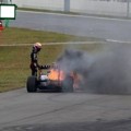Mark Webber Selamatkan Diri dari Mobilnya