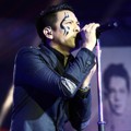 Ariel NOAH Menyanyikan 'Khayalan Tingkat Tinggi'