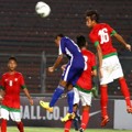 Hansamu Yama Prananta Arahkan Bola dengan Sundulan Kepala