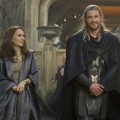 Jane Foster dan Thor Sedang Berbincang-bincang