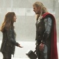 Jane Berdiskusi dengan Thor