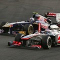 Pertarungan Sengit  Jenson Button dan Daniel Ricciardo