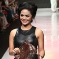 Krisdayanti Mencoba Berjalan di Atas Catwalk