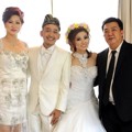Ruben Onsu dan Wenda Tan Berfoto Bersama Keluarga