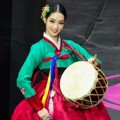 Miss Korea Yumi Kim di Sesi Kostum Nasional