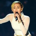 Miley Cyrus Saat Nyanyikan Lagu 'Wrecking Ball'