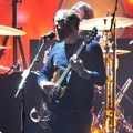 Kings of Leon Tampil Nyanyikan 'Beautiful War'
