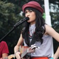 Sheryl Sheinafia Saat Tampil di 'Nova Ladies Fair 2013'