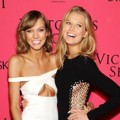 Karlie Kloss dan Toni Garrn di Pink Carpet Victoria's Secret Fashion Show 2013