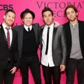 Fall Out Boy di Pink Carpet Victoria's Secret Fashion Show 2013