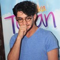 Reza Rahadian Saat Jumpa Pers Film 'Ketika Tuhan Jatuh Cinta'