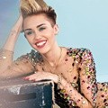 Miley Cyrus di Majalah Cosmopolitan Edisi Desember 2013