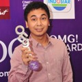 Raditya Dika Raih Piala Favorite New Comedian 'Yahoo OMG! Awards 2013'