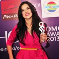 Raisa Raih Piala Most Wanted Female 'Yahoo OMG! Awards 2013'
