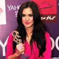 Raisa Raih Piala Most Wanted Female 'Yahoo OMG! Awards 2013'